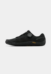 Crne sportske cipele s prozračnom mrežastom gornjištem, Boa sustav vezanja, teksturirana crna potplate i Vibram oznaka. Izdržljiv i lagan dizajn.