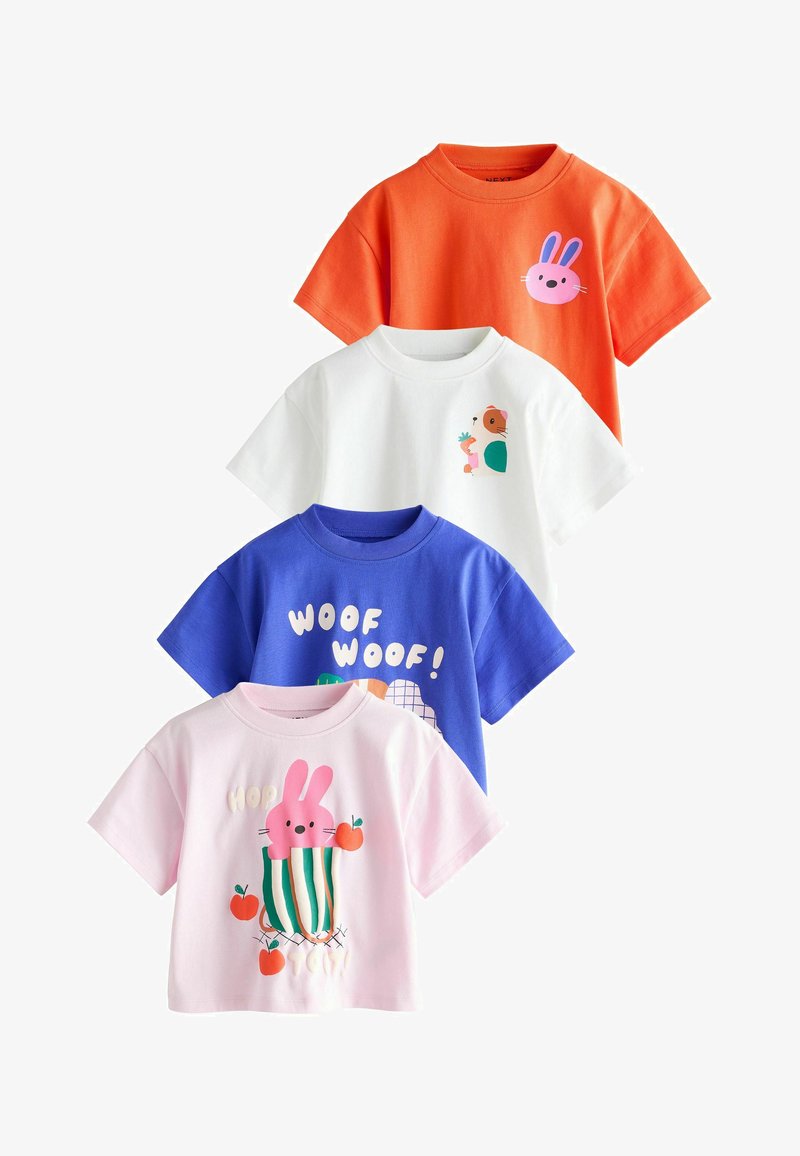 Quatre t-shirts à manches courtes en orange, blanc, bleu et rose, avec des graphismes d'animaux ludiques et du texte, tous fabriqués en tissu de coton doux.