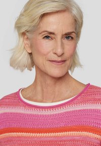 Strickpullover mit horizontalen Streifen in Rosa, Orange und Weiß. Runder Ausschnitt mit kontrastierendem Saum und strukturiertem Muster.