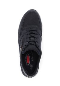 Baskets en cuir noir avec une tige texturée, fermeture à lacets, zip sur le côté et semelle intérieure rembourrée avec un motif.