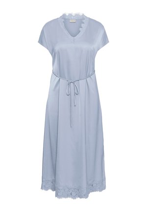 Svetlomodré saténové midi šaty s krátkymi rukávmi, čipkovaným lemom na výstrihu do V a tenkým opaskom v páse, s detailmi čipkovaného lemu.