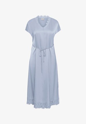 Svetlomodré saténové midi šaty s krátkymi rukávmi, čipkovaným lemom na výstrihu do V a tenkým opaskom v páse, s detailmi čipkovaného lemu.