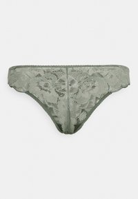 Een kanten string in gedempt groen met een bloemenpatroon, golvende randen en een zachte textuur, voorzien van minimale achterbedekking en een comfortabele tailleband.