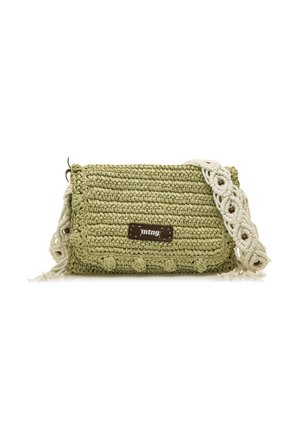 Grüne gewebte Handtasche mit strukturiertem Oberflächenfinish, versehen mit einem geflochtenen cremefarbenen Tragegurt, dekorativen Quasten und einer braunen Logo-Plakette.