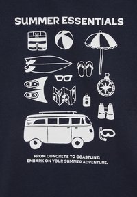 Marinblå skjorta med vita detaljer som föreställer sommarartiklar: solglasögon, surfbräda, strandboll, flip-flop-sandaler, campingvagn, kompass och snorklingsutrustning.