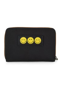 Cartera negra con un zipper naranja, que presenta un parche rectangular con tres caras sonrientes amarillas de diferentes expresiones en la parte frontal.