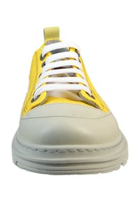 Żółte skórzane sneakersy z szarym gumowym noskiem, białymi sznurówkami i uchwytem z tyłu ułatwiającym zakładanie. Teksturowana powierzchnia i detale w szwach.