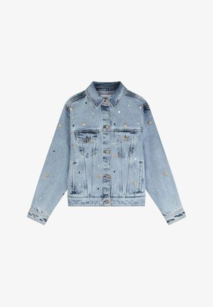 Hellblaue Denimjacke mit zwei Fronttaschen, silbernen Knöpfen und verstreuten runden Verzierungen. Klassischer Kragen und lange Ärmel.