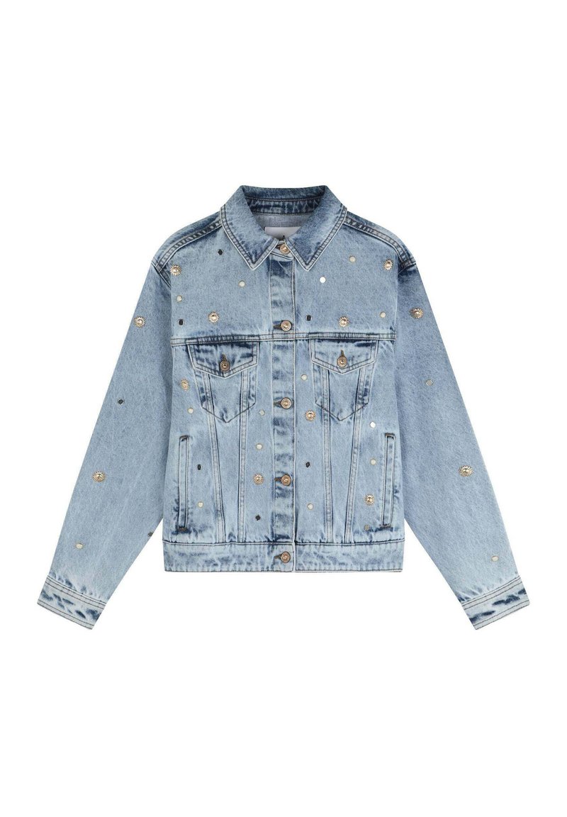 Giacca in denim blu chiaro con due tasche frontali, bottoni in metallo argentato e decorazioni circolari sparse. Collo classico e maniche lunghe.