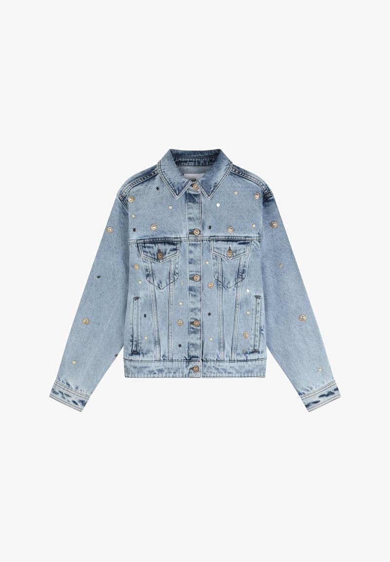 Lichtblauwe denimjacket met twee voorzakken, zilveren knopen en verspreide cirkelvormige versieringen. Klassieke kraag en lange mouwen.