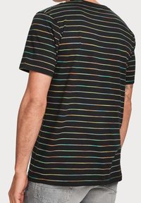 Sort kortærmet T-shirt med farverige vandrette striber, der har en rund halsudskæring og en afslappet pasform. Struktureret stof med synlige stikninger.