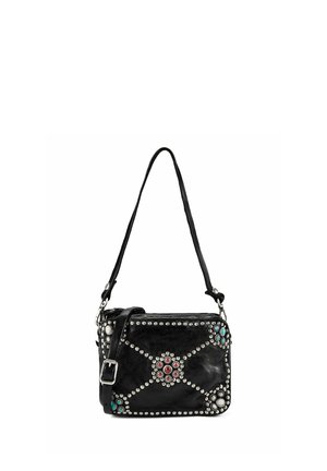 Schwarze Leder-Crossbody-Tasche mit silbernen Nieten und roten, türkisfarbenen und weißen dekorativen Steinen in floralen Mustern.