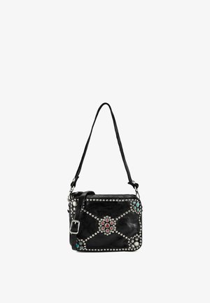 Bolso bandolera de cuero negro con tachuelas plateadas y piedras decorativas rojas, turquesas y blancas en patrones florales.