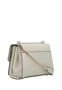 Borsa a mano bianca in pelle con superficie texturizzata, bordi neri, tracolla in catena dorata e forma strutturata. Presenta un frontale con una chiusura a pattina e un design sottile.