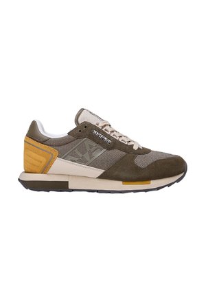 Sneaker atletica con una combinazione di suede verde oliva e rete beige, un accento giallo distintivo e una suola in gomma testurizzata.