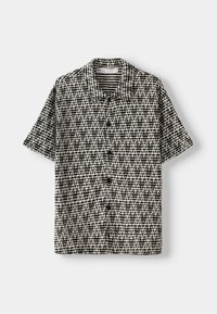 Camisa de manga corta de botones con un patrón abstracto de cuadrícula en blanco y negro, cuello extendido y botones visibles en la parte delantera.