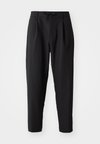 CONVERT PLEAT - Pantaloni - black