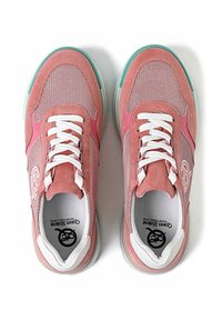 Sneaker in suede e mesh rosa con lacci bianchi, caratterizzate da una punta rotonda, suola verde menta e logo sul lato.