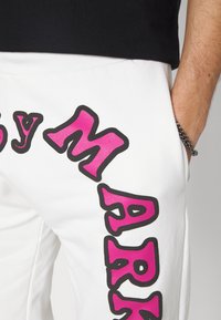 Market CALI ARC PEACE UNISEX - Calças de fato de treino - cream