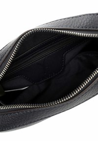 Borsa in pelle blu navy con superficie texturizzata, cerniera argento e interno in tessuto scuro dotato di scomparti per carte e tasca con cerniera.