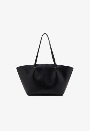 Zwarte leren schoudertas met een gestructureerd, breed ontwerp, voorzien van dubbele handvatten en subtiele accenten van goudkleurige hardware. Glad oppervlak, geen zichtbare logo's.