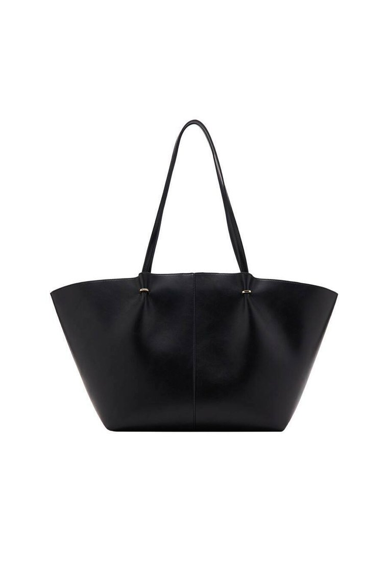 Bolso tote de cuero negro con un diseño estructurado y ancho, que presenta dos asas y sutiles acentos en tono dorado. Textura suave, sin logotipos visibles.