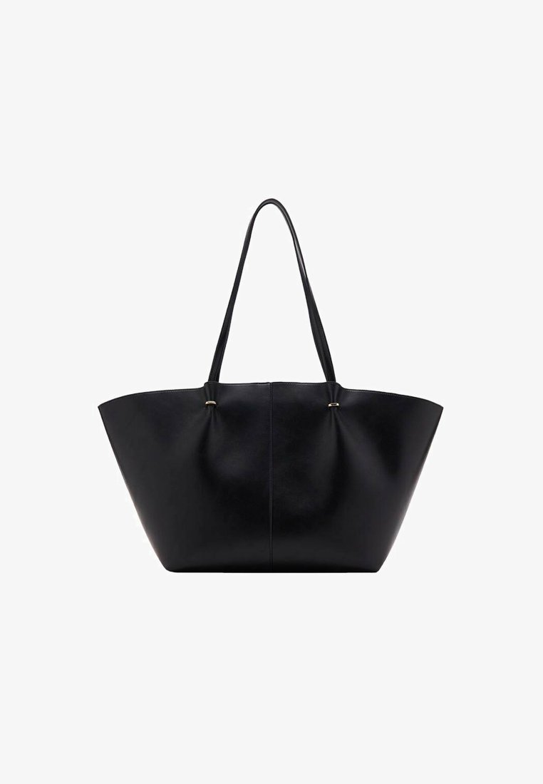 Zwarte leren schoudertas met een gestructureerd, breed ontwerp, voorzien van dubbele handvatten en subtiele accenten van goudkleurige hardware. Glad oppervlak, geen zichtbare logo's.