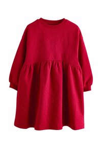 Robe rouge texturée avec un col rond, des manches longues et une taille froncée. Le tissu présente un motif en relief subtil.