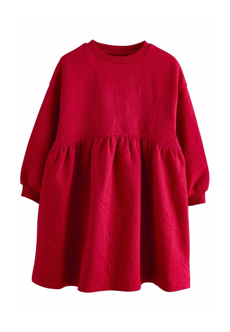 Robe rouge texturée avec un col rond, des manches longues et une taille froncée. Le tissu présente un motif en relief subtil.