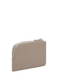 Beżowy portfel ze skóry o gładkiej teksturze, zaokrąglonych krawędziach i zamknięciu na suwak. Kompaktowy design z minimalistycznymi detalami.