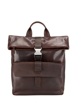 Ciemnobrązowy skórzany plecak z górnym uchwytem, przednią kieszenią z klapą oraz centralnym zapięciem na pasek z klamrą na białym tle.