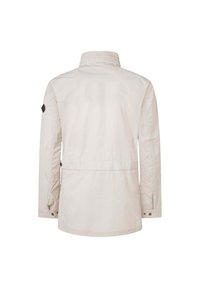 Giacca di cotone di colore chiaro con alto colletto, maniche lunghe e vita regolabile. Presenta un'applique con il logo sulla manica sinistra.