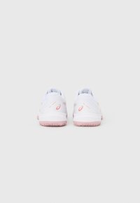 Weiße Sportschuhe mit pinkfarbenen Akzenten, ausgestattet mit einer strukturierten Sohle, einem Mesh-Obermaterial und einem gepolsterten Knöchelkragen. "Gel-Court"-Marke sichtbar.