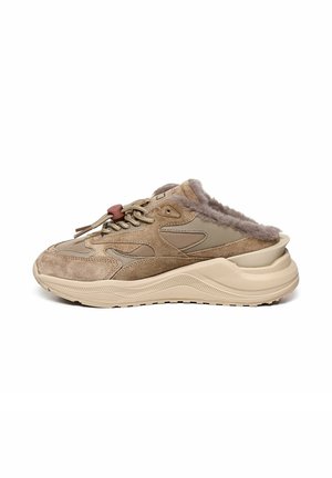Sneaker in suede e pelle beige con finitura testurizzata, dotata di un colletto morbido, design con lacci e una suola spessa di colore chiaro.
