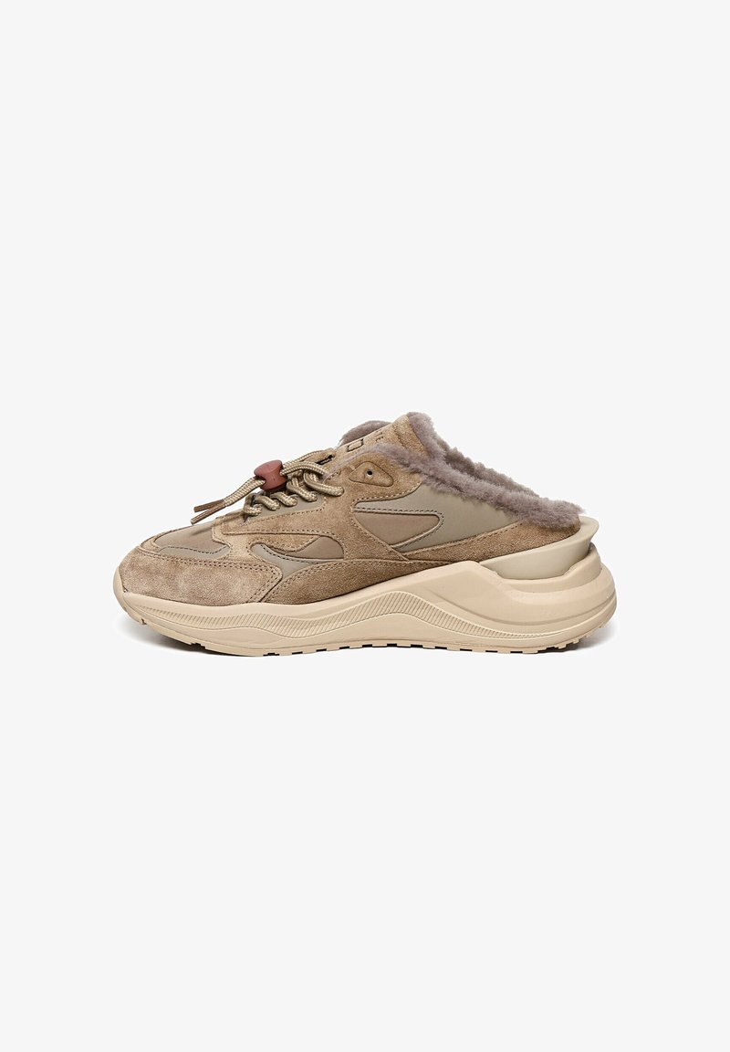 Sneaker in suede e pelle beige con finitura testurizzata, dotata di un colletto morbido, design con lacci e una suola spessa di colore chiaro.