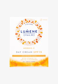 Emballage de la crème de jour Lumene Nordic-C SPF15 ; fond blanc ; accents orange et bleu ; design de rayons de soleil circulaires ; volume de 50 ml ; étiquette vegan.