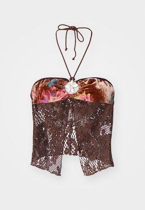 Top halter in velluto marrone con accenti floreali, caratterizzato da un elemento decorativo centrale e dettagli in pizzo lungo l'orlo.