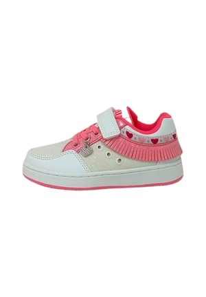 Scarpa sportiva bianca e rosa con dettagli glitterati, accenti a motivo cuori e frange rosa testurizzate. Presenta una fascia in velcro e lacci.