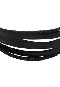 Bracciale in pelle nera caratterizzato da strisce intrecciate e piatte. La superficie è liscia con un delicato motivo a grana. Design flessibile e stratificato.