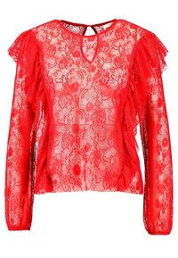 Blusa de encaje rojo con patrón floral, mangas con volantes, cierre de ojo de llave en la parte posterior, y mangas largas con puños fruncidos. Diseño texturizado y transparente.