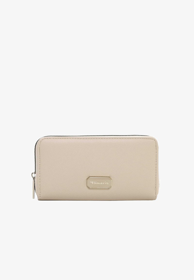 Cartera texturizada beige hecha de material sintético, con cierre de cremallera y una placa metálica con el logo en el frente.