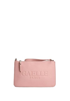 Pochette da polso rettangolare rosa con scritta in rilievo "GAELLE PARIS" e chiusura con cerniera e tirello coordinato.