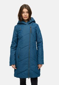 Teal isolert jakke med glidelås, hette, diagonalt quiltet mønster, sidelommer og glatt tekstur. Stoffet ser ut til å være vannavstøtende.