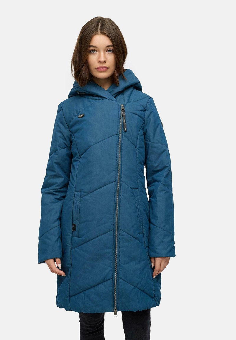 Teal isolert jakke med glidelås, hette, diagonalt quiltet mønster, sidelommer og glatt tekstur. Stoffet ser ut til å være vannavstøtende.