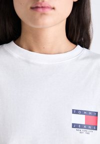 Tommy Jeans FLAG TEE UNISEX - Print T-shirt - white