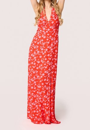 Robe maxi florale rouge avec un design à col halter. Présente des motifs de fleurs roses et blanches, un buste ajusté et un tissu de jupe fluide.