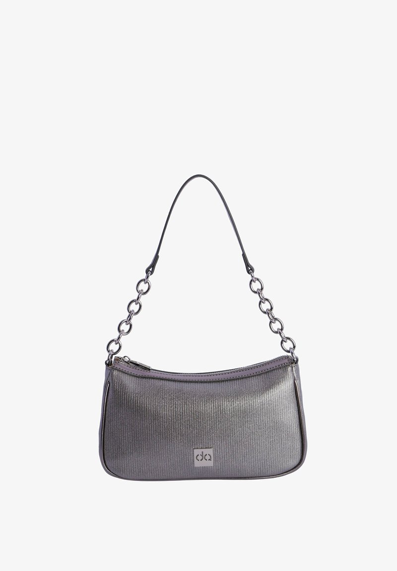 Bolso de mano metálico gris con forma curvada, superficie texturizada, correa de cadena y cierre de cremallera. Presenta un detalle de logo en la parte frontal.