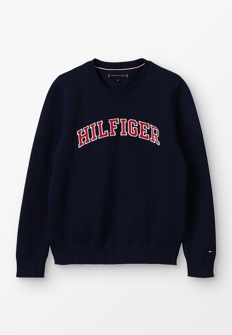 Maglione lavorato a maglia blu navy con collo rotondo e polsini a coste. Logo "HILFIGER" rosso e bianco ben visibile sul petto.