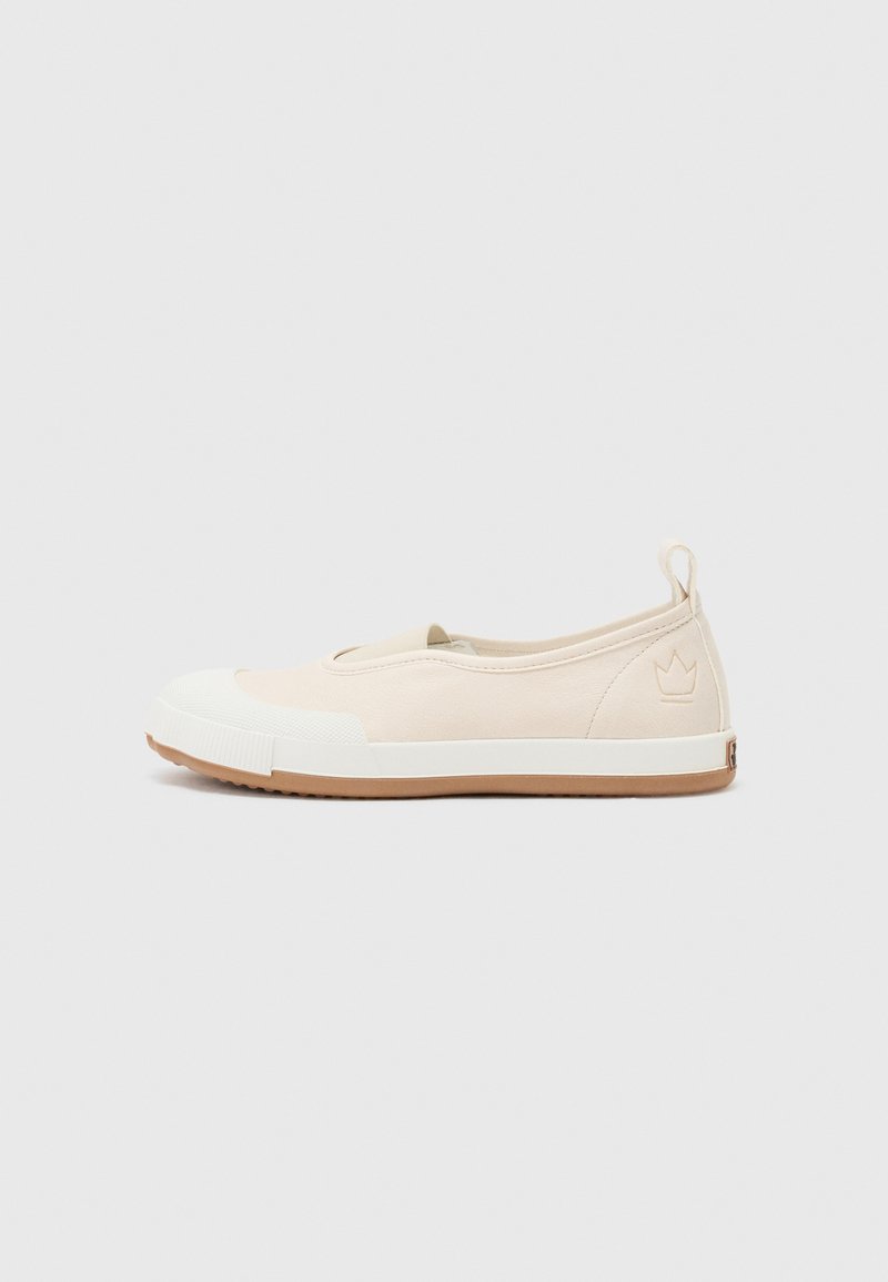 Beige auduma slip-on kurpes ar baltu gumijas purngalu, teksturētu gumijas zoli un nelielu izsistā kroņa detaļu uz papēža.