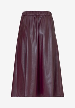 Donker bordeaux faux leren midi-rok met elastische tailleband en A-lijn silhouet op een witte achtergrond.